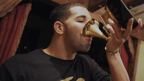 Il Drunken Grammys di Drake: Un'Esercitazione di Karaoke Inaspettata e Una Bufera sui Social? 