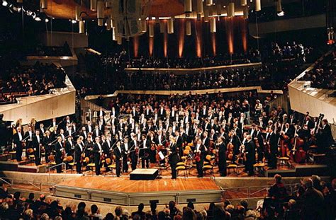 Berliner Philharmoniker: La Sinfonia di una Sfilata Inaspettata!